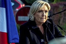 Marine Le Pen assiégée par des opposants dans la cathédrale de Reims