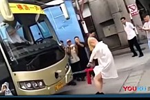 (Vidéo) Chine : un homme tire un bus avec… son pénis