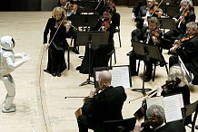 Italie: Un robot chef d'orchestre dirige un concert philharmonique à Pise - vidéo