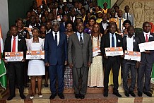 Les lauréats du prix ADO 2017 du Jeune Entrepreneur émergent reçoivent leurs chèques
