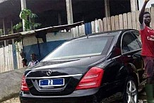 Photo inattendue de la voiture du président dans un lavage de rue à Cocody