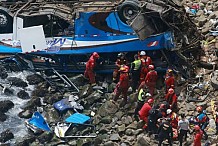 Pérou : des dizaines de morts après la chute d'un autocar depuis une falaise