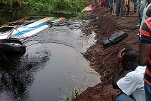 Drame : un véhicule de transport tombe dans une rivière à Adiaké, 14 morts dont 6 enfants (photos)
