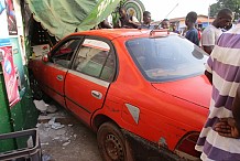 Abengourou: Un taxi finit sa course dans un dépôt de boisson