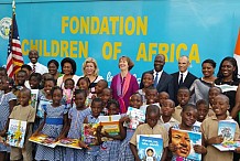 Programme de bibliobus et Children of Africa: Les États Unis offrent 1500 livres à Mme Dominique Ouattara