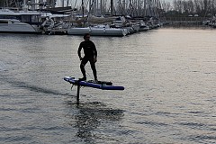 Ils inventent un surf qui vole au dessus de l'eau