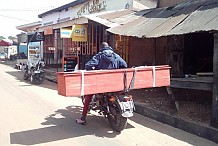 A Bouna, ce sont des motos qui transportent les cercueils