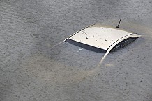 Comment s’échapper d’une voiture d'une voiture bloquée dans une inondation ?