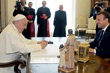 Emmanuel Macron pour la première fois chez le pape François: un entretien étonnamment 