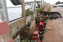 Grosse frayeur à Vridi-Canal : Le bitume cède, un car de transport manque de se retrouver dans la lagune