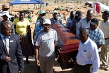Zimbabwe: le pays enterre ses victimes de la répression