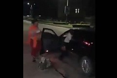 (Vidéo) Un homme surprend sa femme et un autre homme ayant des relations sexuelles dans une voiture (Vidéo) Un homme surprend sa femme et un autre homme ayant des relations sexuelles dans une voiture