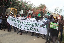 Des partisans de Soumaïla Cissé dénoncent à Abidjan une « parodie électorale »