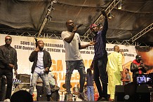 Sidiki Diabaté en duo avec Kiff No Beat «enflamme» le public à Bassam