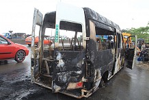 Un mini-car incendié par une foule en colère à Adjamé après la mort accidentelle d'une dame