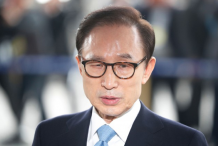 Corée du Sud: 20 ans de réclusion requis contre l'ancien président pour corruption