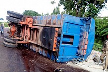 Tanda: Un camion remorque transportant du ciment se renverse à Lomo