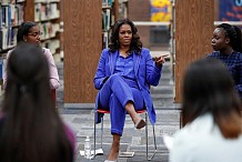 Michelle Obama publie ses mémoires, entre confessions et tacles contre Trump