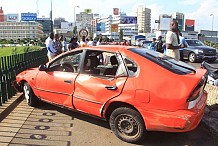 Un taxi fait un tonneau sur le pont De Gaulle d’Abidjan et échappe à une chute dans la lagune