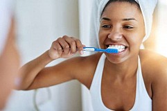 L'intérêt pour la santé de se brosser la langue n'a pas de prix L'intérêt pour la santé de se brosser la langue n'a pas de prix