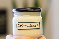 Crème solaire
Voici comment faire votre propre lotion de bronzage
Crème solaire
Voici comment faire votre propre lotion de bronzage
