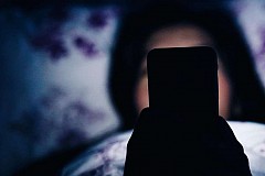 Combiné
Voici pourquoi dormir avec son téléphone au lit peut avoir une incidence sur votre santé
