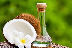 Huile de noix de coco
Voici certains avantages incroyables de l'utilisation de ce produit biologique sur votre peau
