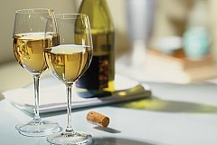 Ne brosse jamais immédiatement après avoir bu du vin blanc, voici pourquoi