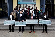 4 jeunes engagés dans la transformation digitale des services financiers primés à Abidjan