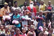 Des cadeaux pour des enfants démunis des villages de Sikensi