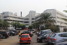 Un chirurgien orthopédiste de renom donne des soins gratuits dans une polyclinique à Abidjan