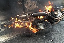 Grève des enseignants: une dizaine de motos incendiées à Bouaké