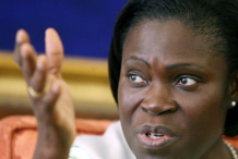 Simone Ehivet Gbagbo fait don de vivres aux sinistrés de la crue du Bandama