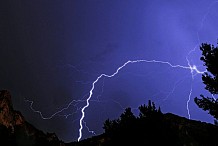 Avec son bébé au dos, une dame foudroyée par un orage