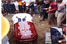 Le corps de DJ Arafat déterré après son inhumation, par des chinois en colère