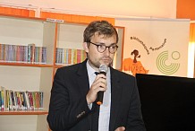 L’ambassade de France équipe une bibliothèque de la ville d'Abidjan