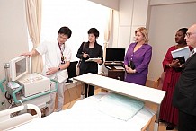 La Première Dame visite le Centre national hospitalier de la médecine globale de Tokyo