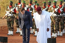 Au Niger, Macron s'incline devant les sépultures des militaires tombés à Inates