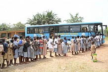 Initiation à la lecture Les élèves de l’EPP Didier Drogba de Tomasset découvrent le Bibliobus de Children Of Africa