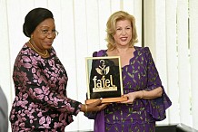 Dominique Ouattara reçoit le trophée de la Première dame d’exception