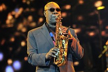 Manu Dibango frappé par le coronavirus : L’artiste « se repose et récupère dans la sérénité »