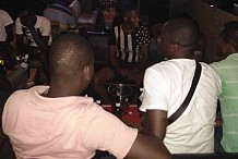 Un bar bondé de monde à Abidjan en violation des gestes barrières fermé