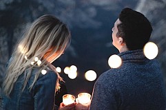 Cinq idées pour pimenter vos soirées de couple