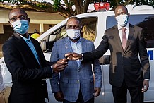 Le ministre ivoirien du Pétrole remet 2 ambulances médicalisées à Port-Bouët
