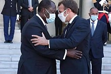Macron reçoit Ouattara sans prendre position sur sa candidature