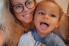 Un enfant de 2 ans meurt dans les bras de sa mère lors d'un vol de voiture Un enfant de 2 ans meurt dans les bras de sa mère lors d'un vol de voiture