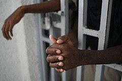 Jaloux, il tente de tuer sa copine pendant qu'elle dormait Jaloux, il tente de tuer sa copine pendant qu'elle dormait