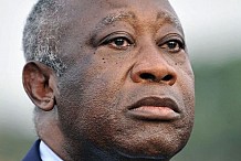 Gbagbo se recueille sur la tombe de sa mère à Blouzon, dans le Centre-ouest ivoirien