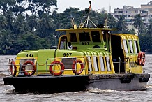 Un bateau-bus de la Sotra prend feu au quai à Abidjan