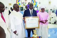 Pour son amour pour la Côte d’Ivoire : Le président Bédié reçoit le prix Oschoffa pour la paix